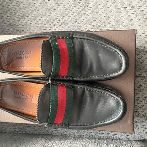 Men’s used black leather Gucci loafer with red/green logo stripe.